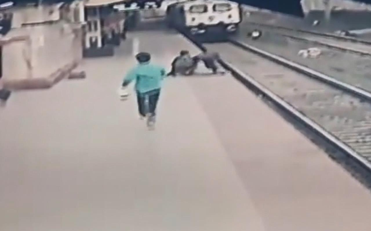 Hindistan'da istasyon çalışanı raylara düşen çocuğu böyle kurtardı