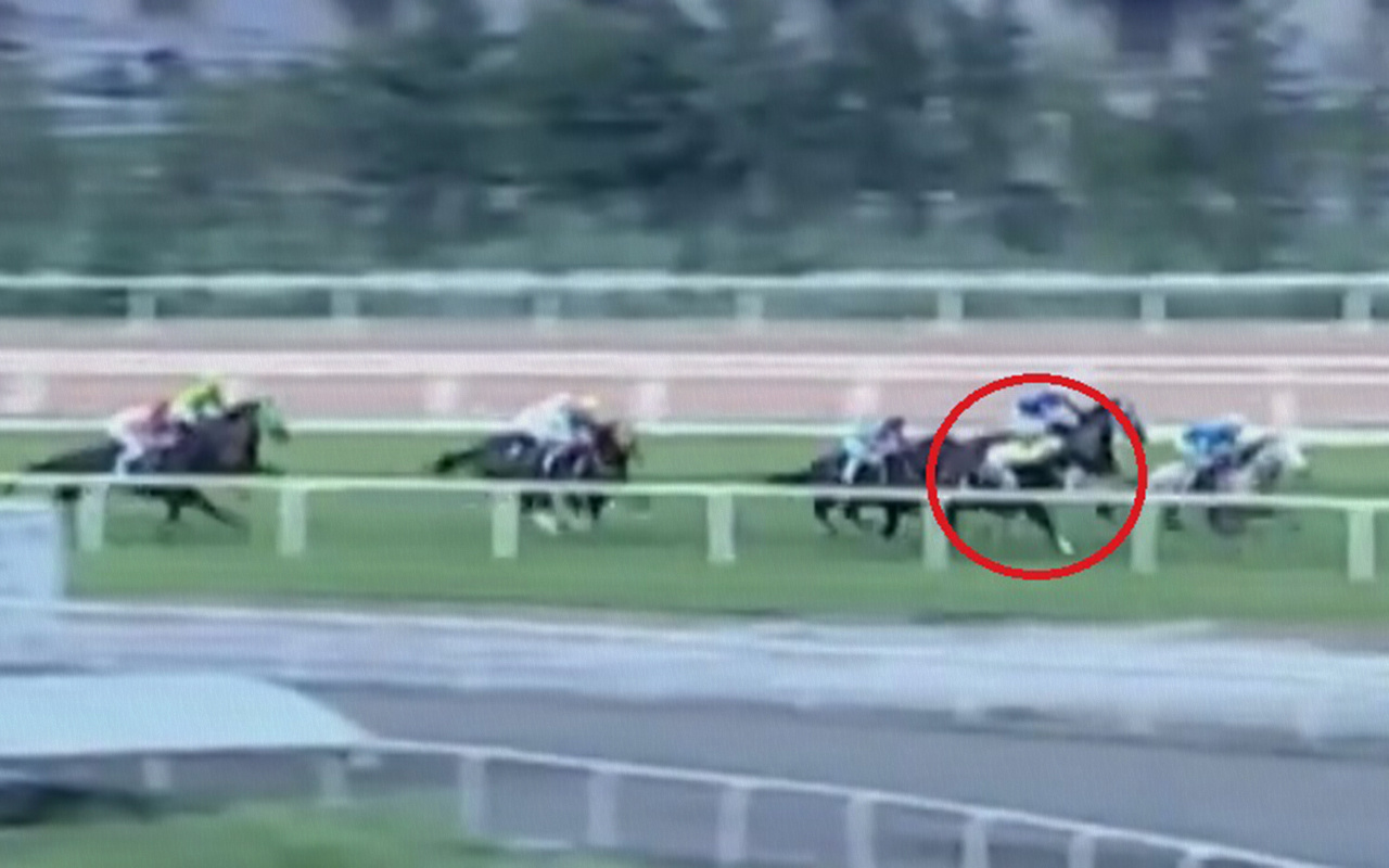 Adana'da yarış sırasında attan düşen jokey Samet Erkuş'un durumu ciddiyetini koruyor