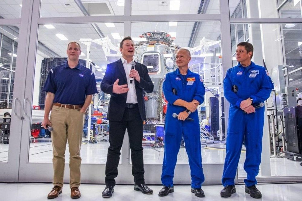 NASA Ay'a gidecek insanlı kapsülün inşası için Elon Musk'ı seçti