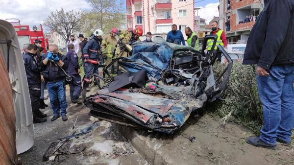 Bursa'da TIR'ın üzerine devrildiği otomobil yandı! 1 kişi öldü 2 yaralı var