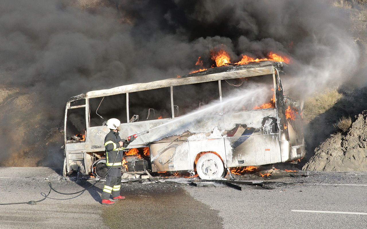 Yozgat'ta seyir halindeki işçi servis midibüsü yandı