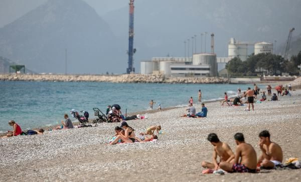 Salgını umursamadılar! Antalya'da plajlar turistlerle doldu taştı