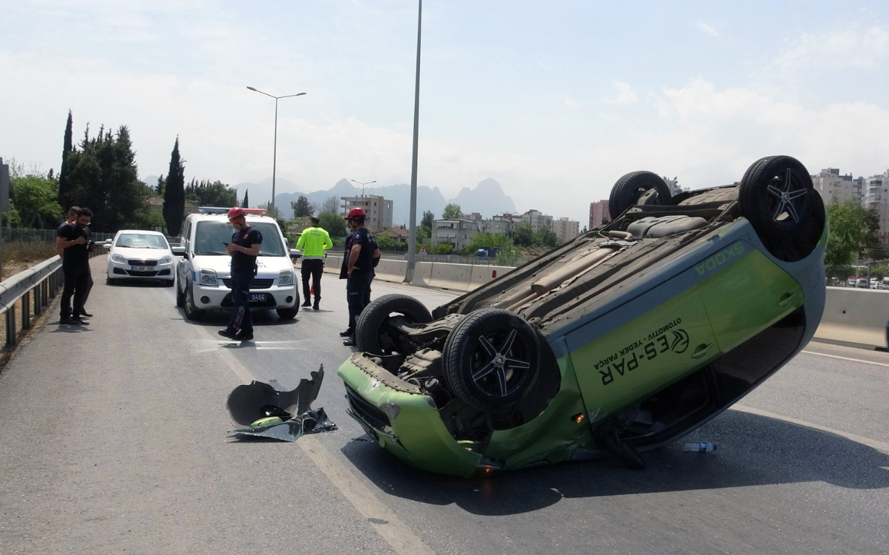Antalya'da otomobil kontrolden çıkıp taklalar atarak ters döndü: Üzerim bile kirlenmedi