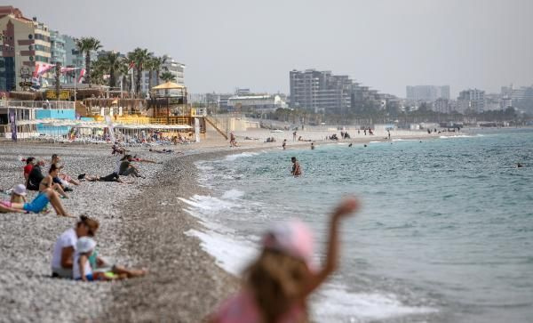 Salgını umursamadılar! Antalya'da plajlar turistlerle doldu taştı