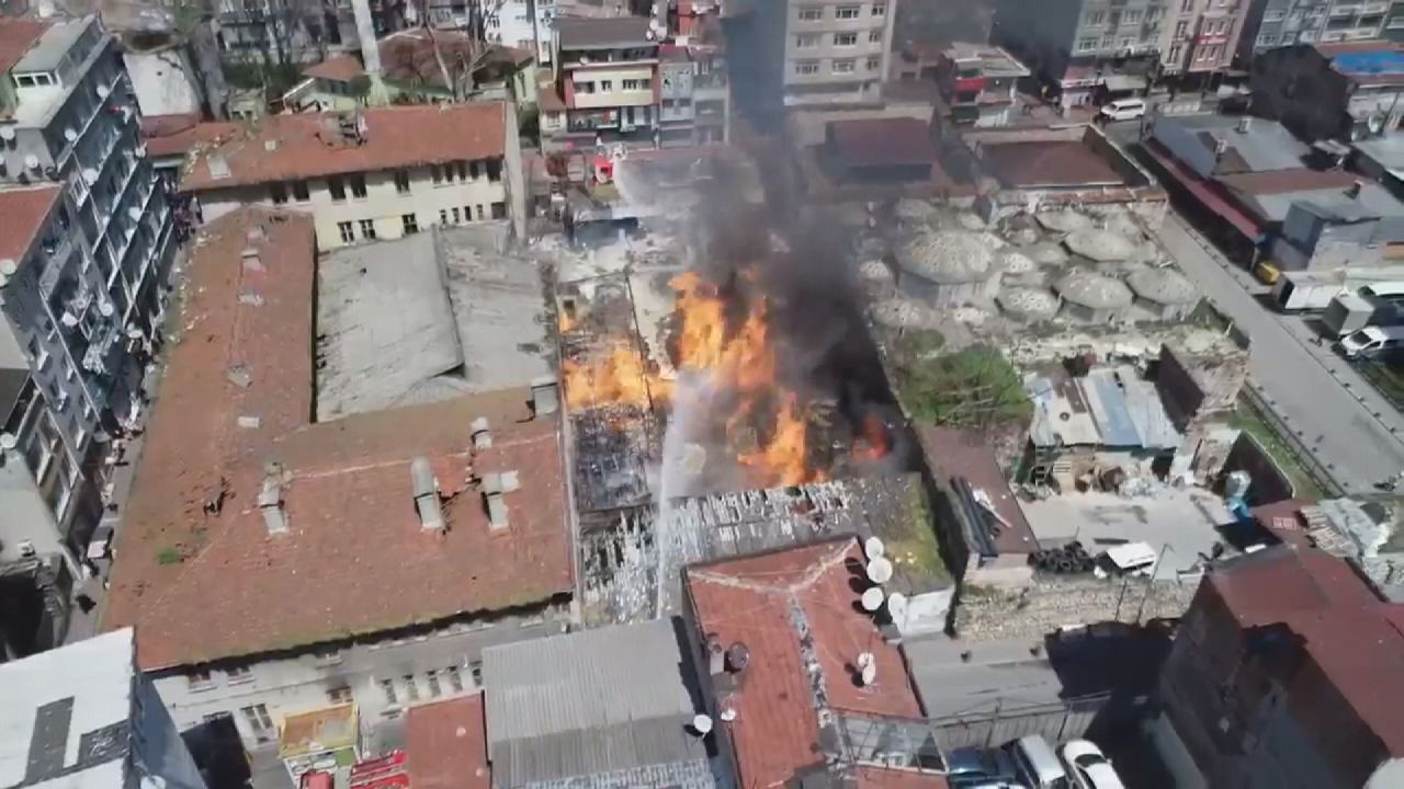 Fatih'te emniyetin deposunda yangın çıktı! Patlamalar yaşandı