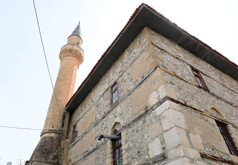 Burdur'da 900 yıllık camide endişeli ibadet! Duvardaki deliklerin sırrı çözüldü