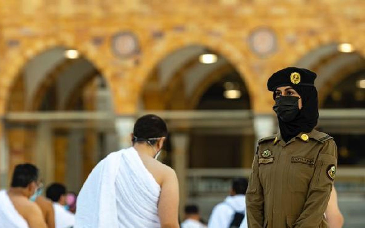 Suudi Arabistan’da bir ilk! Hac ve Umre ziyaretlerinde kadın görevli