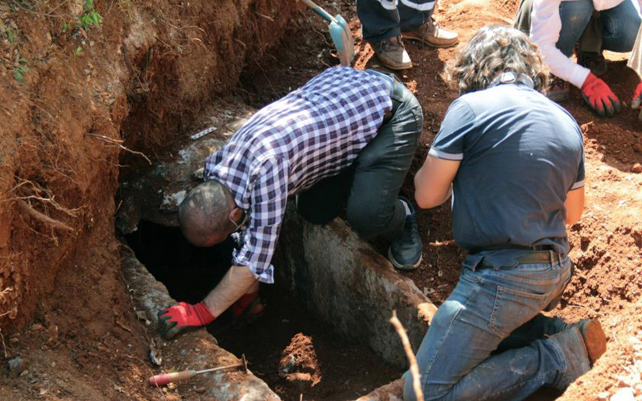 Kepçeyi vurunca ortaya çıktı! Muğla'da su kanalı kazısında işçiler antik mezar buldu