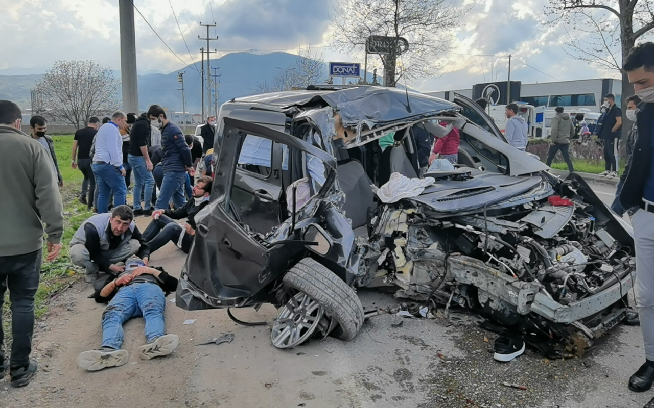 Bursa'da otomobil beton direğe çarptı hurdaya döndü: Ağır yaralılar var