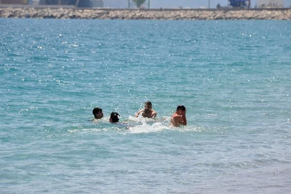 23 Nisan'da Antalya'da plajlar turistlerle doldu taştı! Covid-19 salgını unutuldu