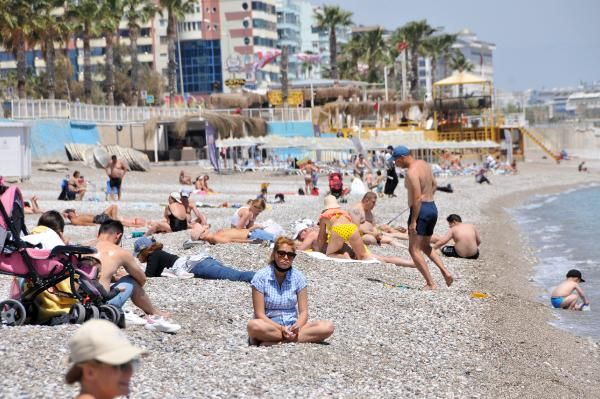 23 Nisan'da Antalya'da plajlar turistlerle doldu taştı! Covid-19 salgını unutuldu