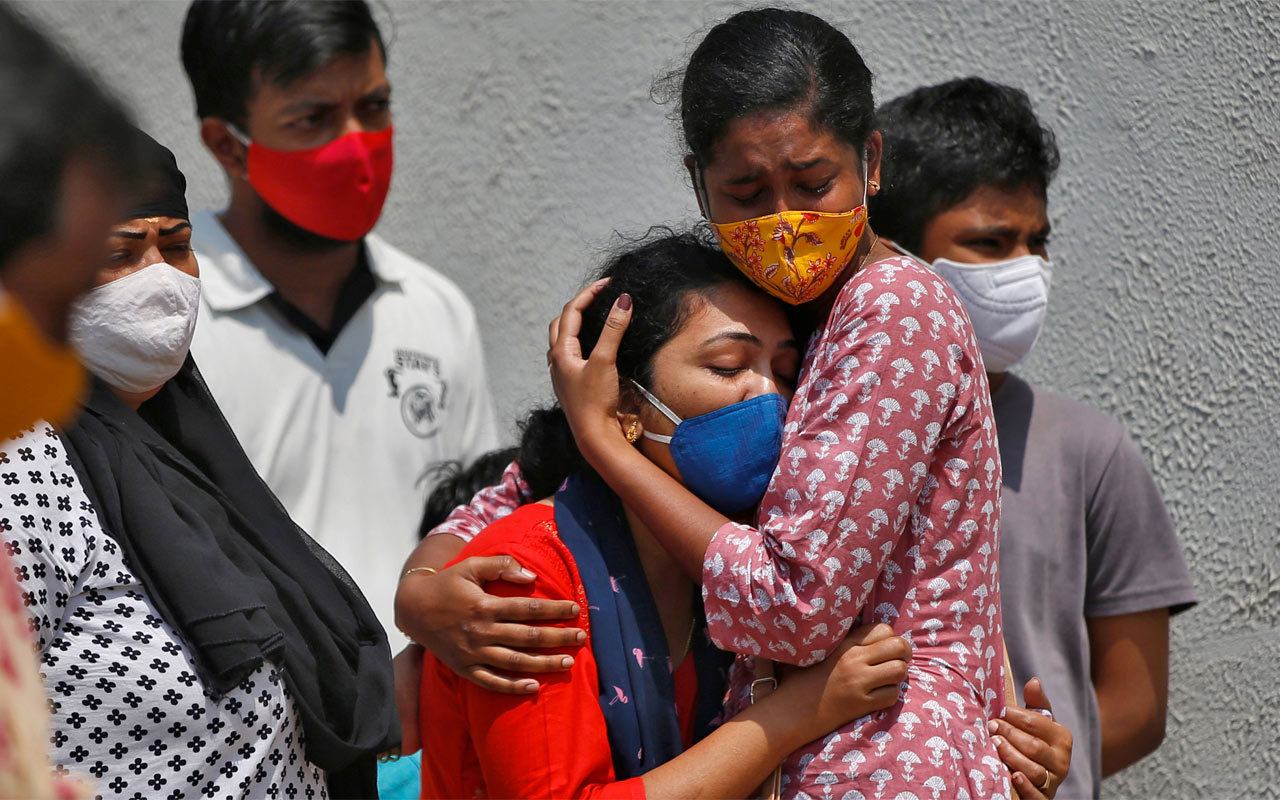 Hindistan’da salgın trajediye dönüştü aileler yakınlarını hastane önlerinde kaybediyor