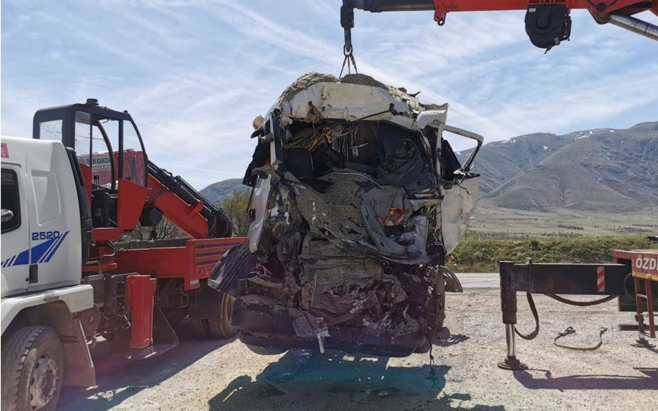 Afyonkarahisar'da 2 TIR kafa kafaya çarpıştı şoförler feci şekilde hayatını kaybetti