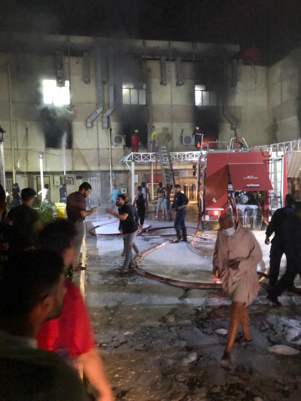 Bağdat'ta korona hastalarının kaldığı hastanede yangın faciası! 82 hasta yanarak öldü