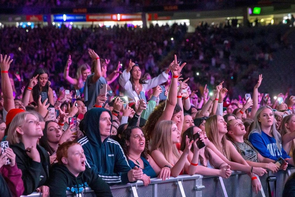 Dünya karantinadayken Yeni Zelanda'da 50 bin kişilik konser gerçekleştirildi