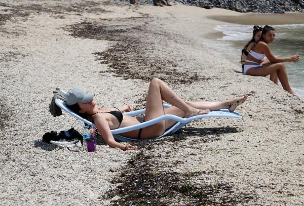 Antalya'da 3 günlük kısıtlama sonrası plajlar doldu taştı! Turistler denizin keyfini çıkardı