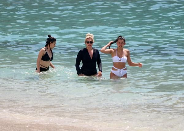 Antalya'da 3 günlük kısıtlama sonrası plajlar doldu taştı! Turistler denizin keyfini çıkardı