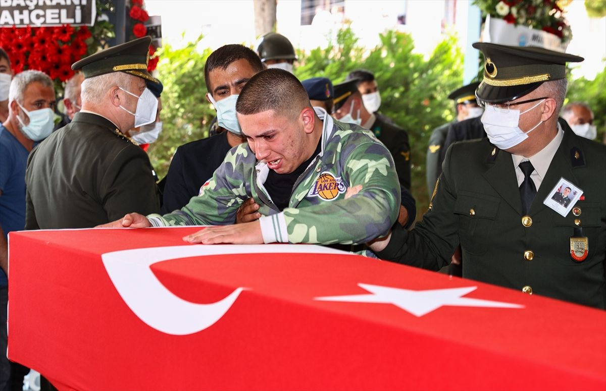 İzmir'de Şehit Teğmen Mehmet Kıvık son yolculuğa uğurlandı! Cenazede gözyaşları sel oldu