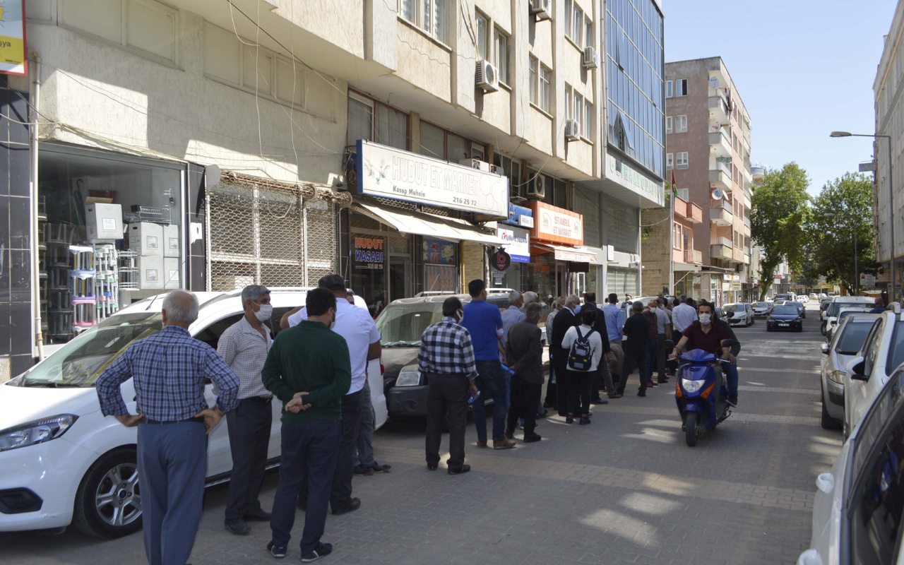 Adıyaman'da 17 günlük yasak öncesi uzun kuyruk! Polisler anons yaptı