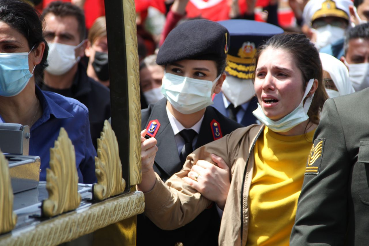 İzmir'de Şehit Teğmen Mehmet Kıvık son yolculuğa uğurlandı! Cenazede gözyaşları sel oldu