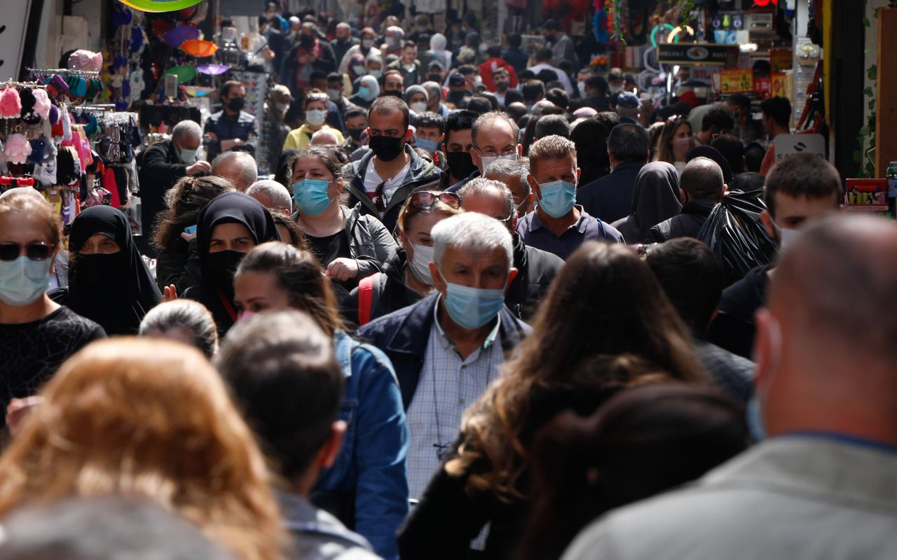 Sanki tüm İstanbul 'Kapanma alışverişi'ni Eminönü'nden yapıyor: Korkmamak elde değil
