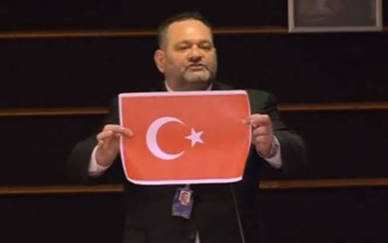 Türk bayrağını yırtan Yunan milletvekiline büyük şok! 658 oyla kaldırıldı