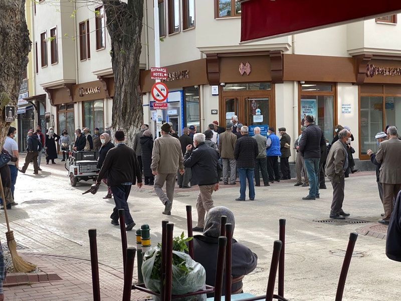 İznik'te banka önünde korkutan görüntü! Polis ekipleri devreye girdi