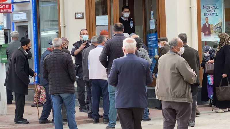 İznik'te banka önünde korkutan görüntü! Polis ekipleri devreye girdi