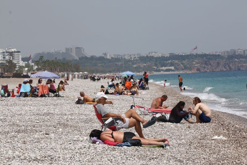 17 günlük kapanma öncesi Antalya'da plajlar doldu taştı! Denizin keyfini çıkardılar