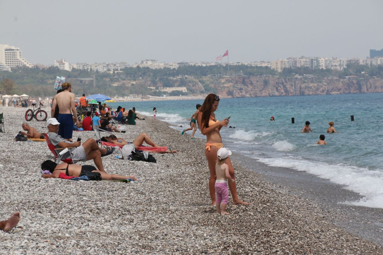 17 günlük kapanma öncesi Antalya'da plajlar doldu taştı! Denizin keyfini çıkardılar