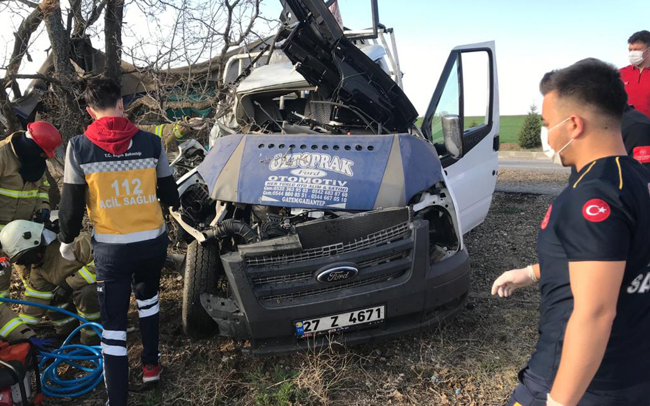 Kırıkkale'de kamyonet kontrolden çıkıp ağaca çarptı! Anneden acı haber geldi