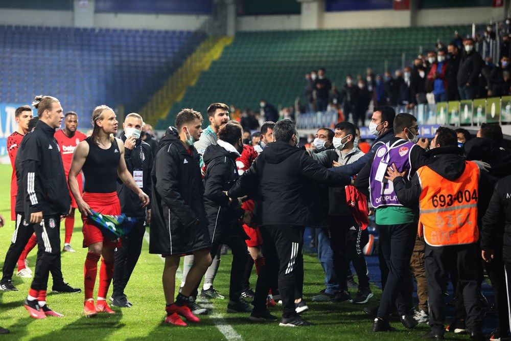 Rizespor-Beşiktaş maçında saha içi karıştı: Sergen Yalçın'ın rakibine saldırmasının anlamı yok