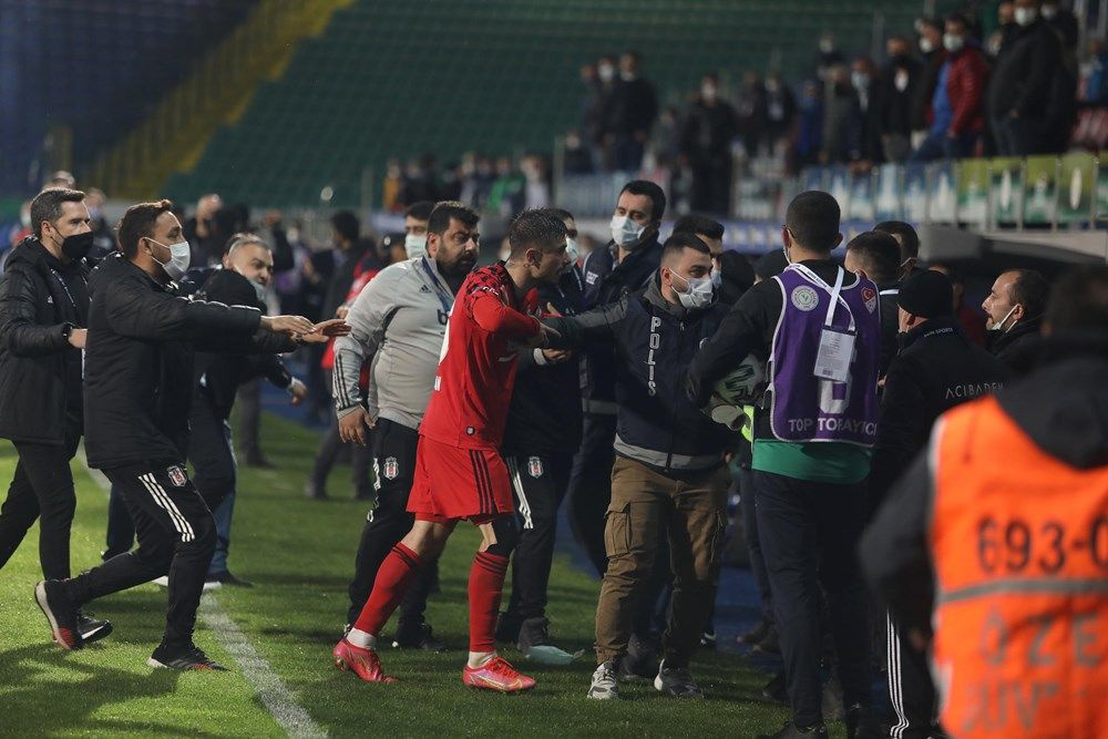 Rizespor-Beşiktaş maçında saha içi karıştı: Sergen Yalçın'ın rakibine saldırmasının anlamı yok