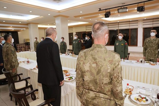 Erdoğan iftarda askerlerle bir araya geldi