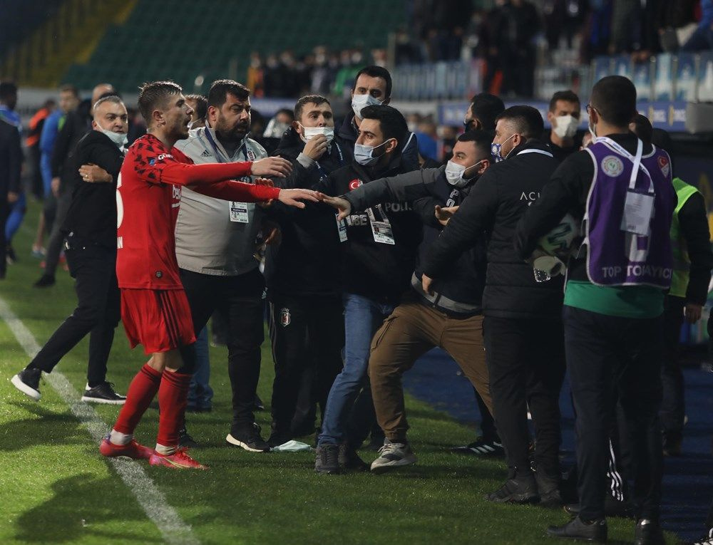 Rizespor-Beşiktaş maçında saha içi karıştı: Sergen Yalçın'ın rakibine saldırmasının anlamı yok