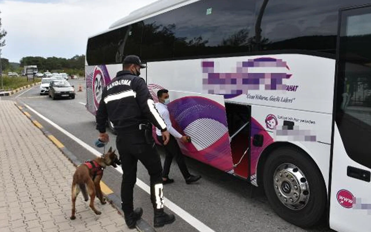 Marmaris girişinde 10 kilometrelik kuyruk! 8 araç trafikten çektirildi 34 kişi gözaltında Marmaris girişinde 10 kilometrelik kuyruk! 8 araç trafikten çektirildi 34 kişi gözaltında