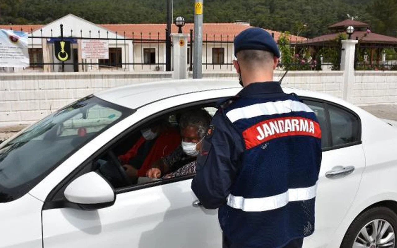 Marmaris girişinde 10 kilometrelik kuyruk! 8 araç trafikten çektirildi 34 kişi gözaltında Marmaris girişinde 10 kilometrelik kuyruk! 8 araç trafikten çektirildi 34 kişi gözaltında