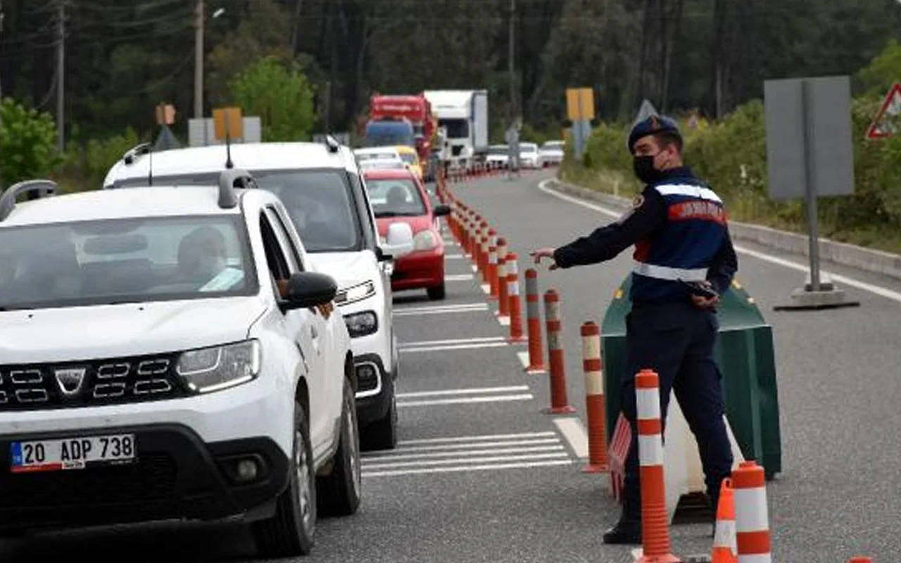 Marmaris girişinde 10 kilometrelik kuyruk! 8 araç trafikten çektirildi 34 kişi gözaltında Marmaris girişinde 10 kilometrelik kuyruk! 8 araç trafikten çektirildi 34 kişi gözaltında