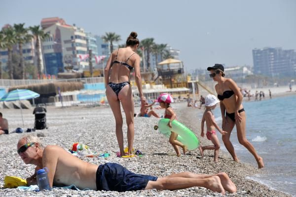 Antalya'da meydanlar boş kaldı turistler plajlara akın etti! Denizin keyfini çıkardılar