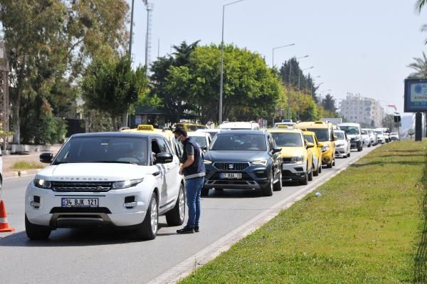 Antalya'da meydanlar boş kaldı turistler plajlara akın etti! Denizin keyfini çıkardılar