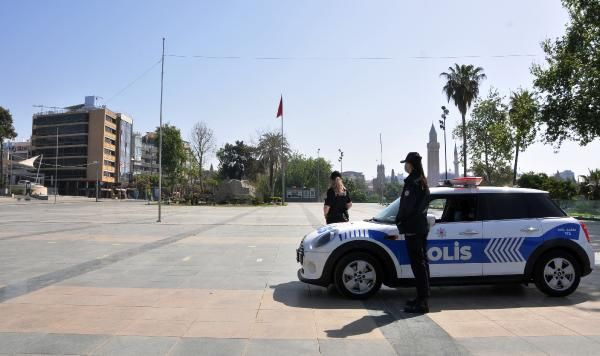 Antalya'da meydanlar boş kaldı turistler plajlara akın etti! Denizin keyfini çıkardılar