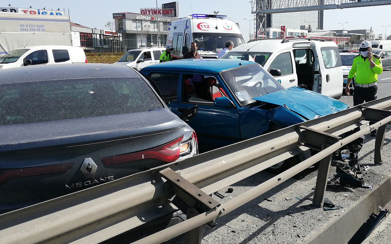 İstanbul TEM'de 4 aracın karıştığı zincirleme kazada 2 kişi yaralandı