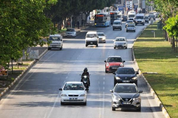 Antalya'da meydanlar boş kaldı turistler plajlara akın etti! Denizin keyfini çıkardılar