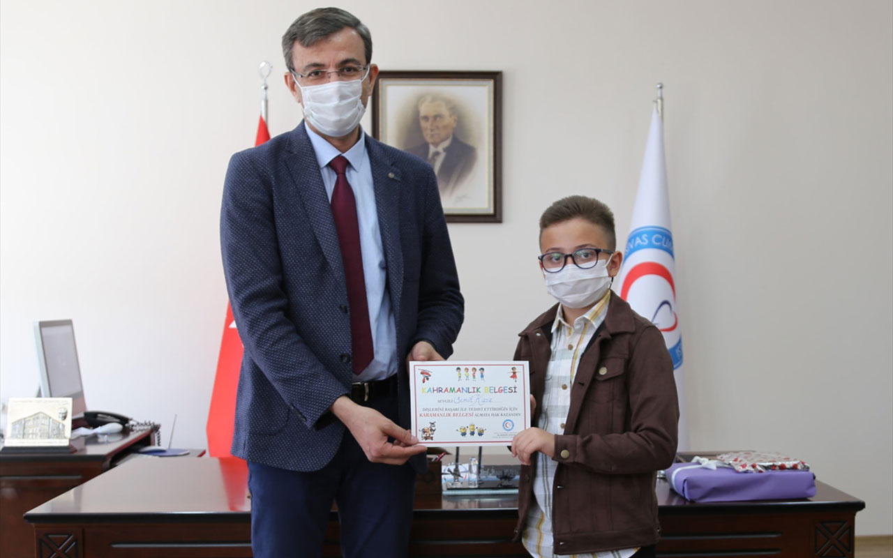 Sivas'ta diş çektirme korkusunu yenen ilkokul öğrencisine 'kahramanlık belgesi' verildi