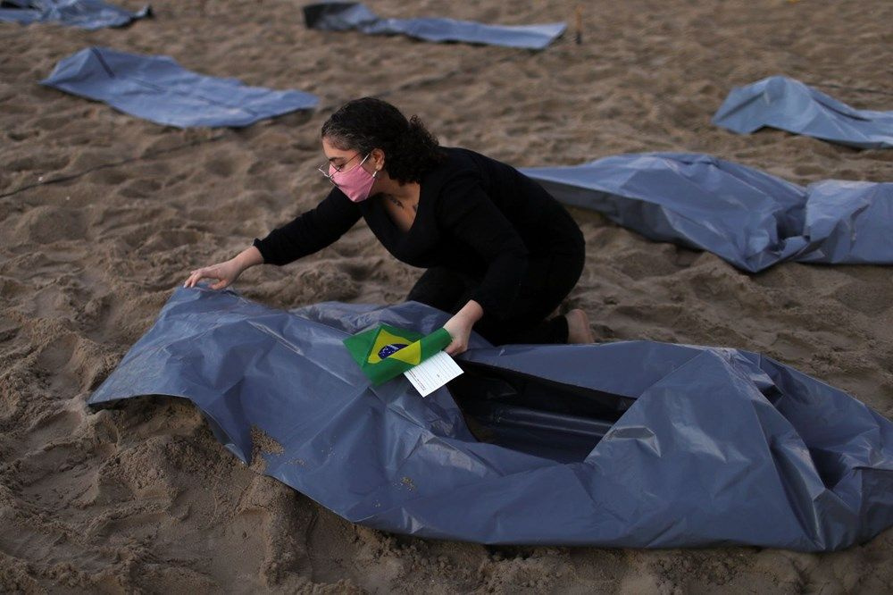 Brezilya'nın dünyaca ünlü Copacabana plajında ceset torbaları