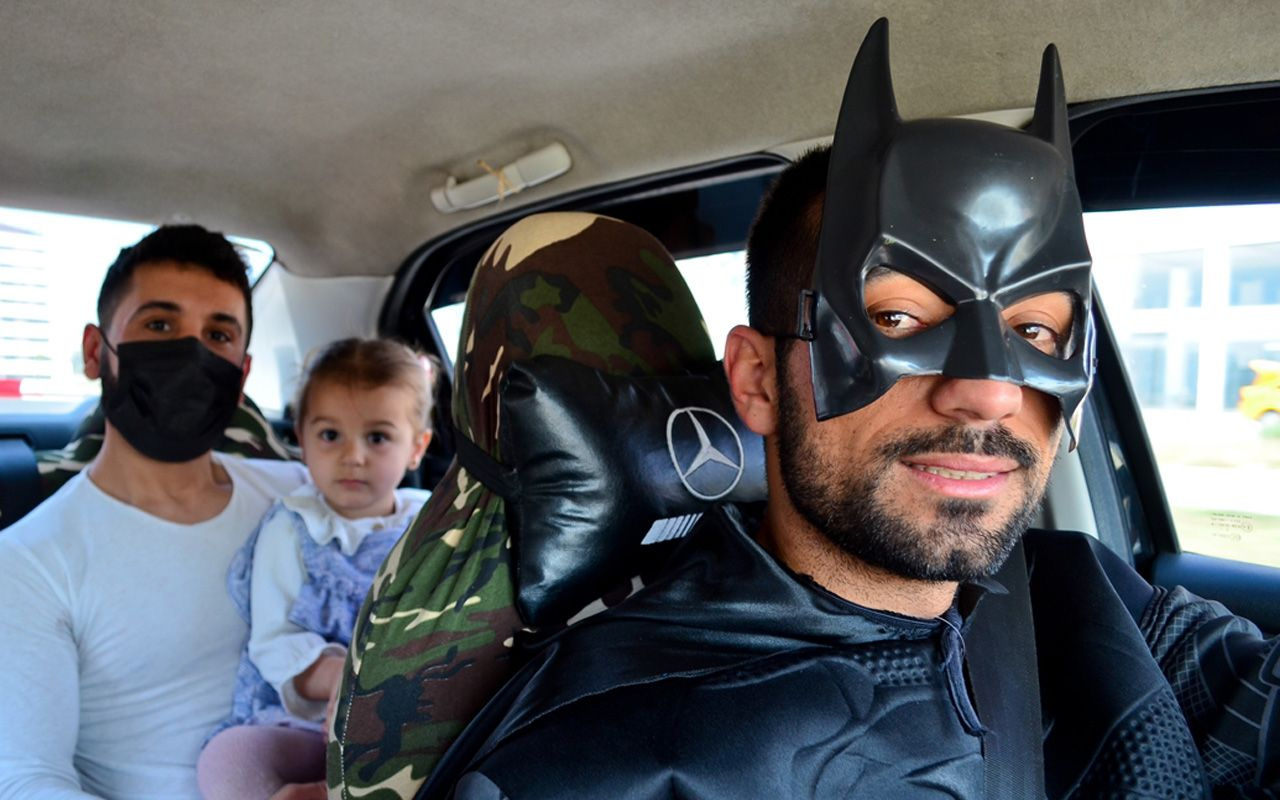 Mersin'de 'Batman taksici' görenleri şaşırttı! Moral olsun diye Batman kostümüyle geziyor