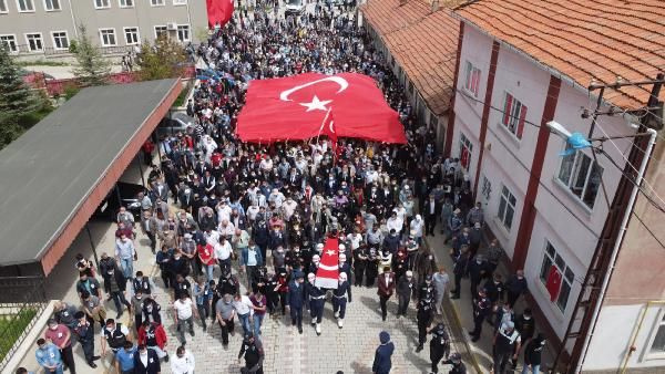 Kütahya'da gözyaşları sel oldu! Yüzlerce kişi Şehit Uzman Çavuş Asan'ı son yolculuğa uğurladı