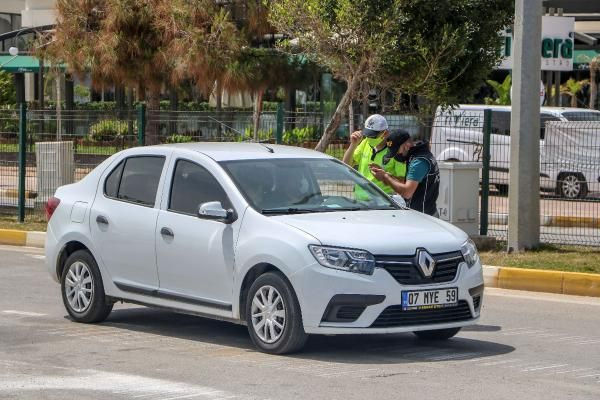 Antalya'da 17 günlük yasakta denizin keyfini turistler çıkardı