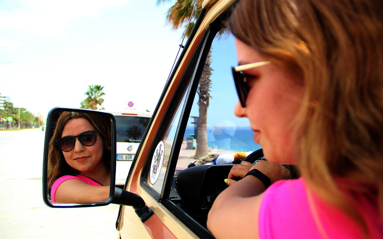 Antalya'da genç hemşire klasik otomobilden yaptırdı! Gören hayranlıkla izliyor