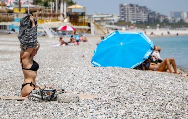 Antalya'da 17 günlük yasakta denizin keyfini turistler çıkardı